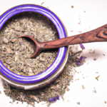 Gárgaras de salvia y hisopo: remedio herbal para la garganta inflamada