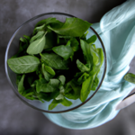 Cómo preparar un enjuague bucal casero con aceite de menta para refrescar el aliento